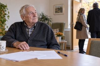 Přepsal dům, rodina přestala chodit. Seniorovi zůstalo zklamání, které personál nespraví - Médium.cz